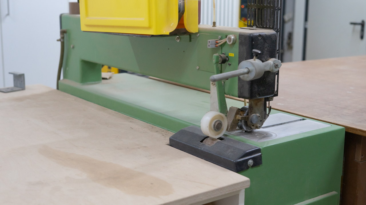 Furniermaschine in der Schreinerei